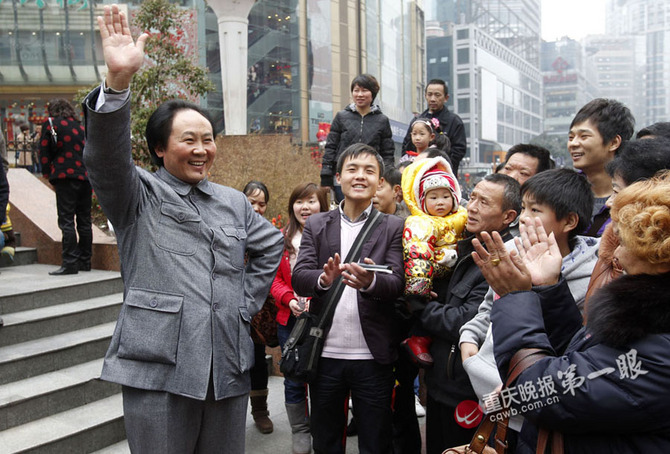 乡镇教师酷似毛泽东 亮相重庆引上千市民围观2