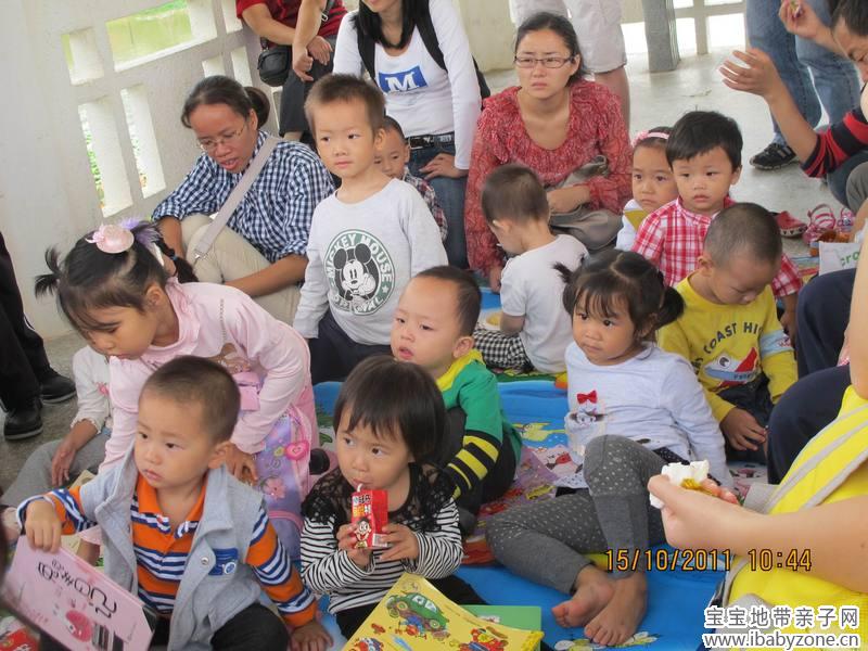 孩子们听得很认真