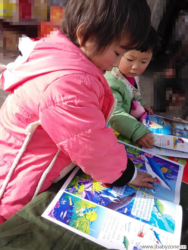 两个卷发妞看书中20150225_162000_副本