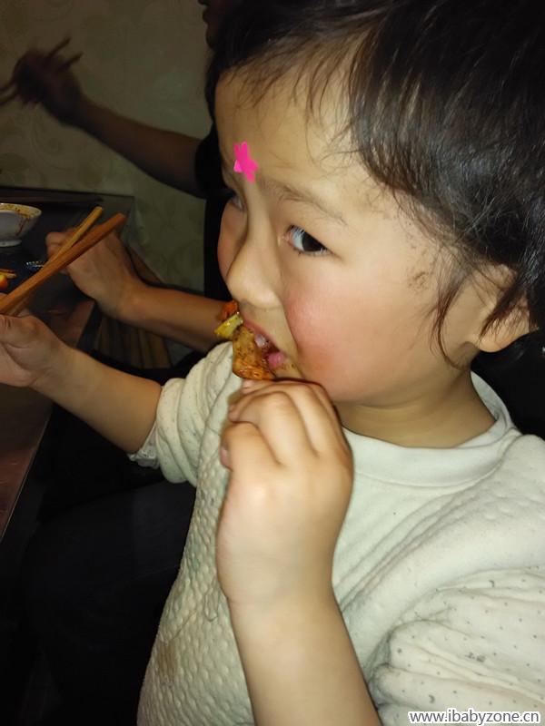 妞吃肉中