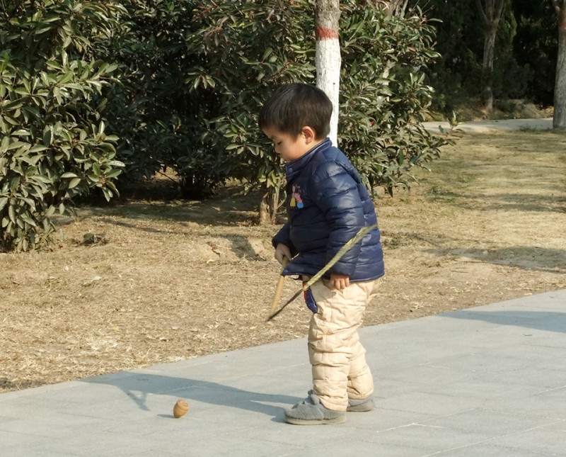 打陀螺的幼儿