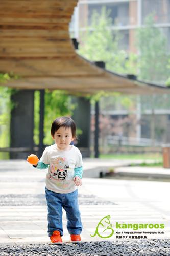 一个人在外头玩