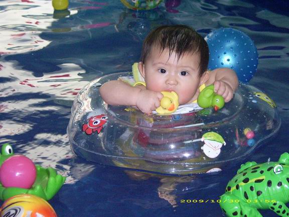 宝宝游泳场景