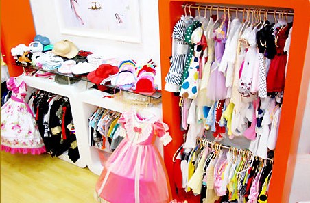 宝乐贝妮的专用衣柜，有很多漂亮的衣服哦