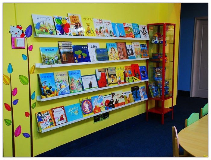 黄色墙上的书架